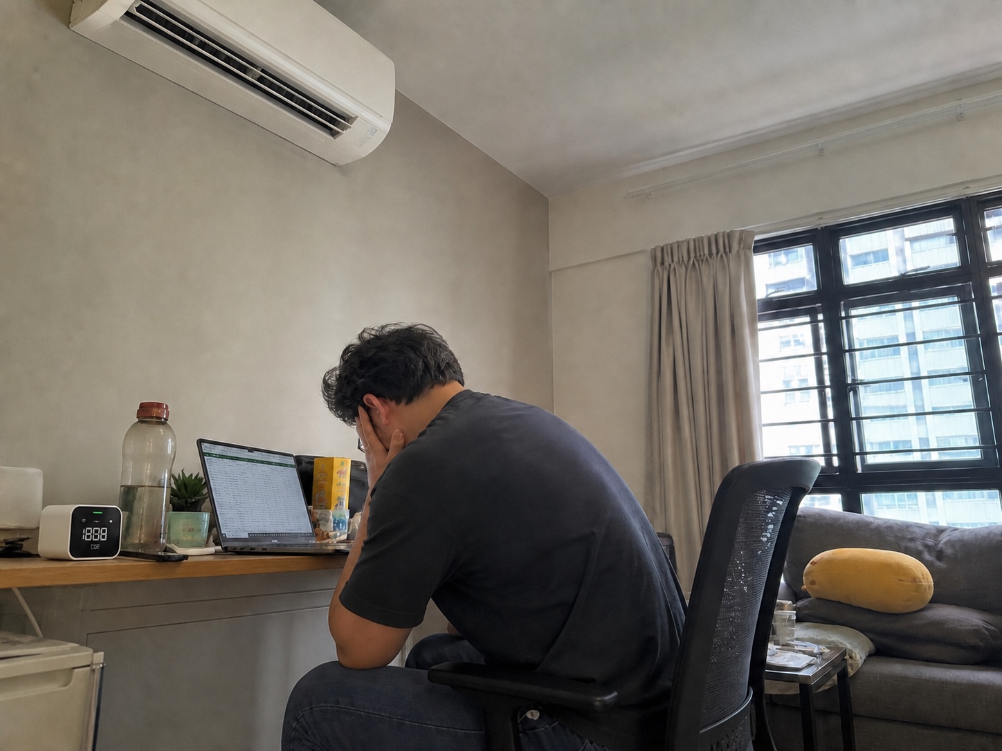 Qingping carbon dioxide monitor in an air-conditioned Singapore apartment